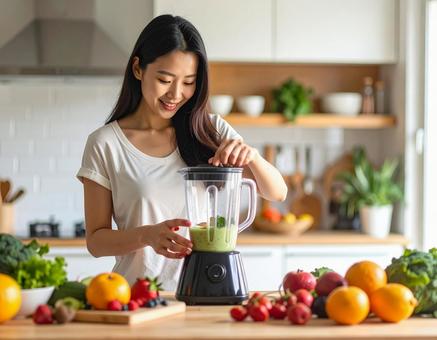 朝スムージーを作る女性 朝スムージーを作る女性の写真