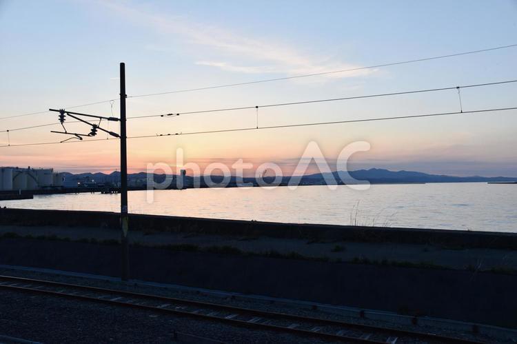 青森駅　夕焼けの終着線路 田舎の風景,美しい風景,オレンジ色の空の写真素材
