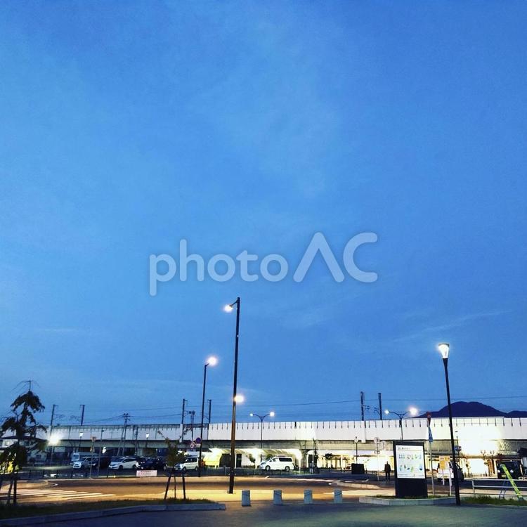 空と駅前の風景 旅,建築,都市の写真素材