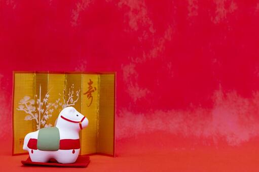 午年の置物とミニ屏風 (正月/赤背景) 午,干支,十二支の写真素材