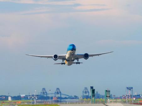 羽田空港から離陸する青い飛行機 飛行機,羽田空港,東京国際空港の写真素材
