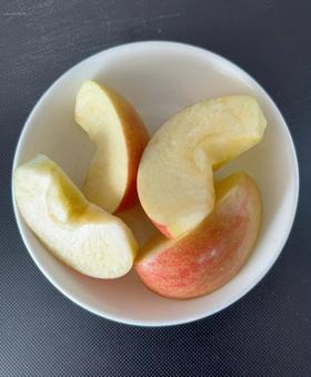 R7.10.24 カットりんご早生フジ R7.10.24 カットりんご早生フジ カットりんご,りんご早生フジ,りんごの写真素材