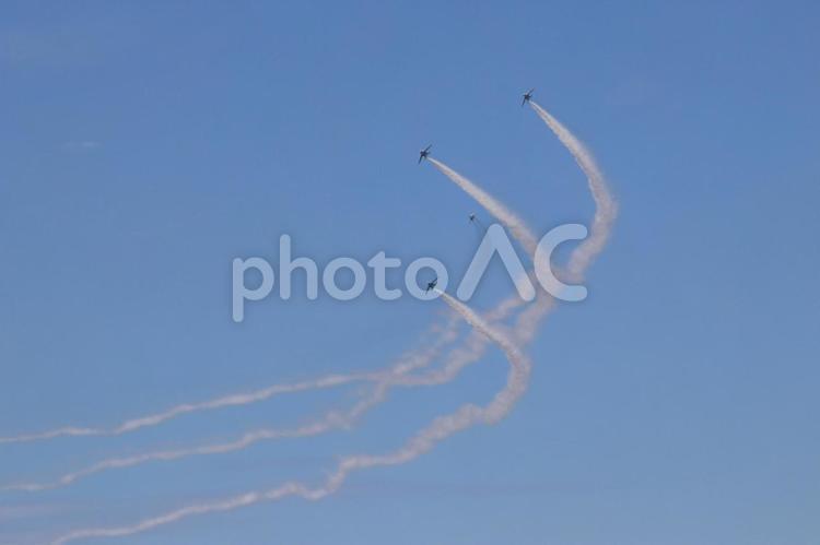 航空自衛隊のブルーインパルスの編隊飛行 ブルーインパルス,tー4,アクロバットの写真素材