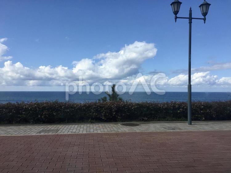 海と外灯　おしゃれ 海,空,レンガの写真素材