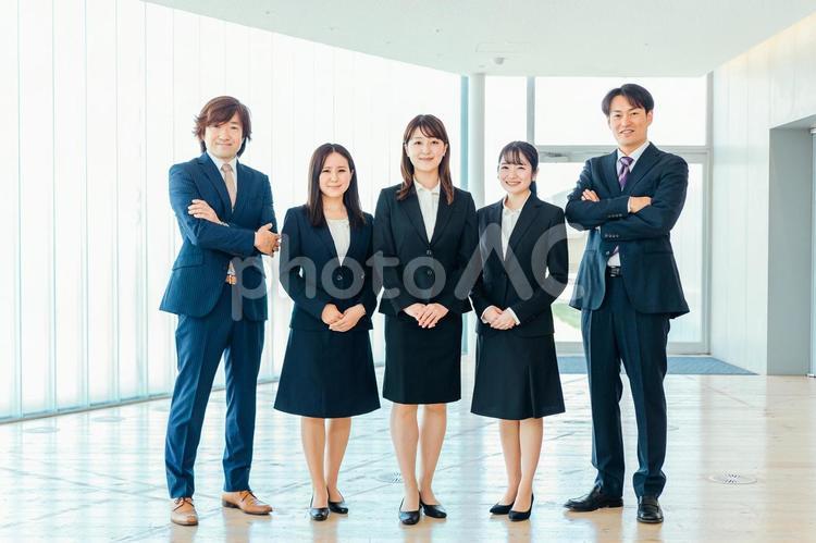 スーツ姿の会社員（全身） ビジネス,ビジネスマン,スーツの写真素材