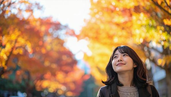 秋の紅葉の鑑賞する若い女性 秋の紅葉の鑑賞する若い女性の写真