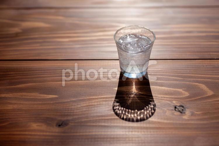 木目テーブルの水のグラス グラス,水,氷の写真素材