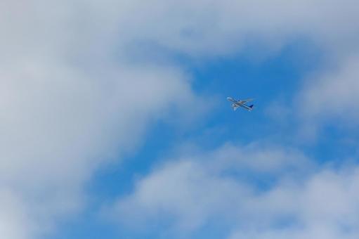 青空を飛ぶ｜小さな旅客機 飛行機,航空機,旅客機の写真素材