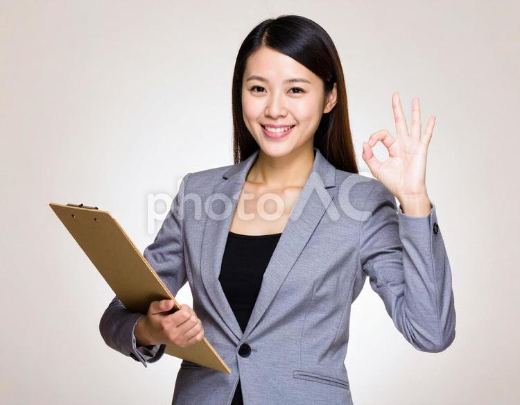 OKサインをする若手ビジネスウーマン 女性,ビジネス,okサインの写真素材