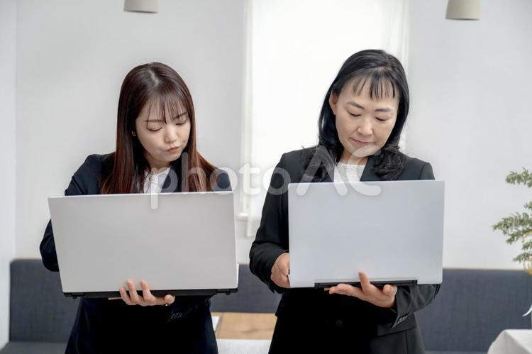 集中してPCを触るビジネスウーマン 集中,作業中,ノートパソコンの写真素材