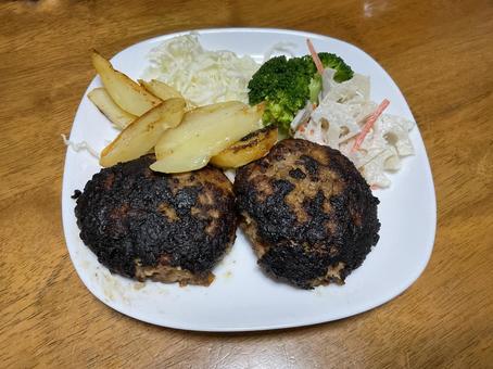 黒焦げのハンバーグ ハンバーグ,黒焦げの,食べ物の写真素材