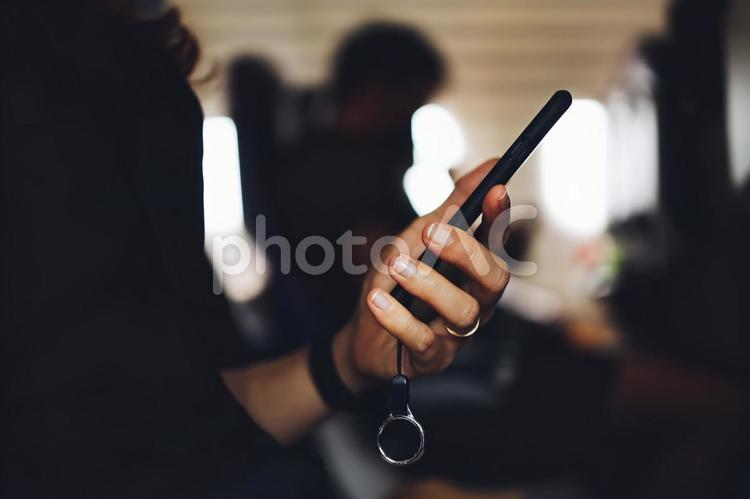 スマホを使用する手の写真 スマホ,スマートフォン,携帯の写真素材