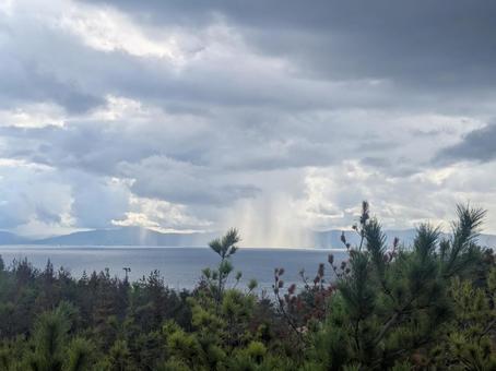桜島展望所から見た錦江湾の雨 桜島展望所から見た錦江湾の雨の写真