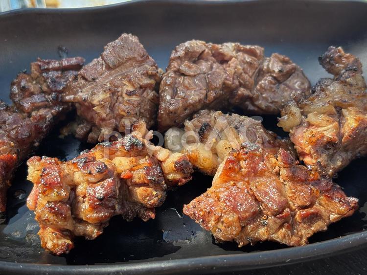 バーベキューで香ばしく焼き上げた牛肉 バーベキュー,炭火焼き,骨付き肉の写真素材