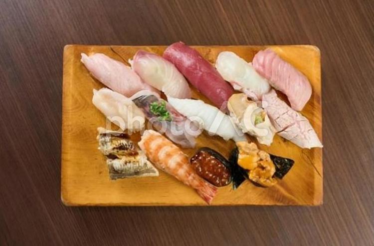寿司下駄に盛り付けられた寿司 寿司,セット,メニューの写真素材