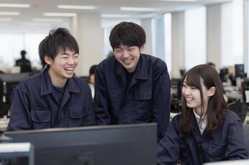オフィスで打ち合わせの3人-6 オフィスで打ち合わせの3人-6の写真