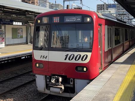 大森海岸駅に停車中の京急1000形 大森海岸駅に停車中の京急1000形 京急,京浜急行,京浜急行電鉄の写真素材