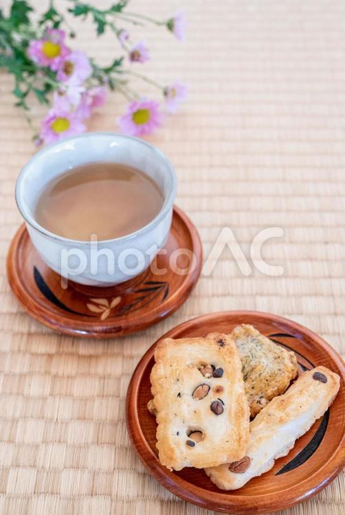 和風畳の上に豆煎餅とお茶 お茶,茶,飲み物の写真素材