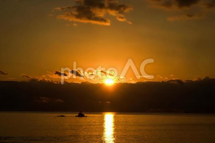 ★＜夜明けの五島＞鐙瀬溶岩海岸の日の出 風景,空,海の写真素材