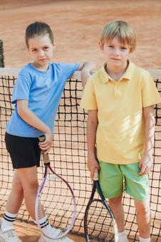 テニスラケットを持つ子供たち 男の子,女の子,外国人の写真素材