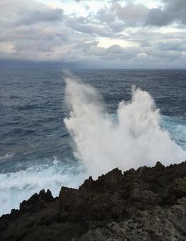 崖に打ち上げる波 崖に打ち上げる波 万座毛,海,沖縄の写真素材