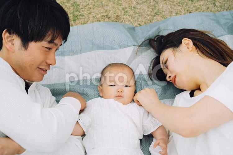 レジャーシートの上で寝る親子 親子,レジャーシート,赤ちゃんの写真素材