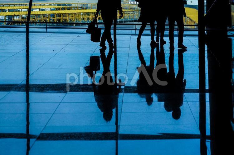 北京国際空港の待合室とシルエット 北京国際空港,北京,空港の写真素材