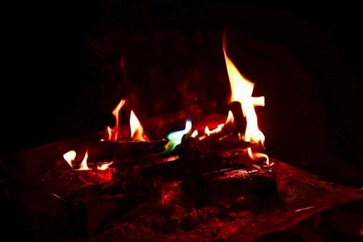 暗闇に燃え上がるキャンプの炎 焚き火,炎,火の写真素材