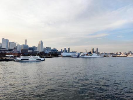 横浜港と都市風景を望む客船の写真