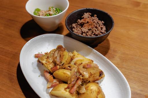 ベーコンとじゃがいもの夕食 ベーコンとじゃがいもの夕食 夕食,晩ごはん,家庭料理の写真素材