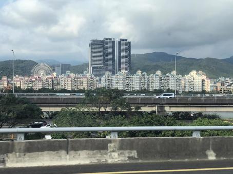 高速道路越しに見える台北の街並み 高速道路越しに見える台北の街並み 台湾,台北,高層ビルの写真素材