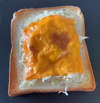 全粒粉パンに醗酵キャベツとスライスチーズ 全粒粉パンに醗酵キャベツとスライスチーズの写真
