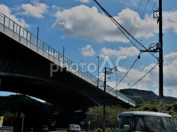 第二東名高速道路下を通過するドライブ風景 架道橋,橋,道路の写真素材