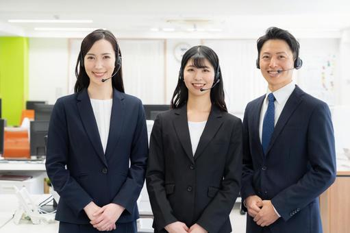 コールセンターの男女のオペレーター コールセンターの男女のオペレーター オペレーター,コールセンター,ビジネスの写真素材