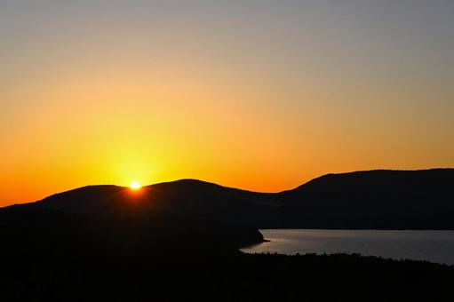 山中湖畔の日の出① 日の出,夜明け,朝焼けの写真素材