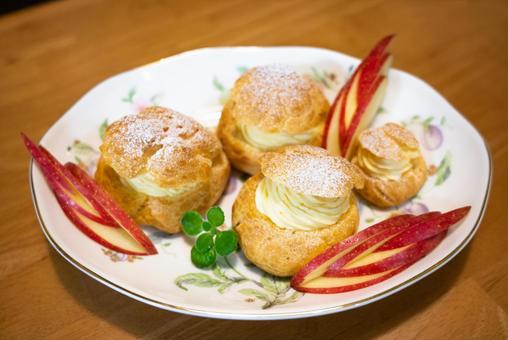 クリームたっぷりシュークリーム シュークリーム,カスタードクリーム,デザートの写真素材