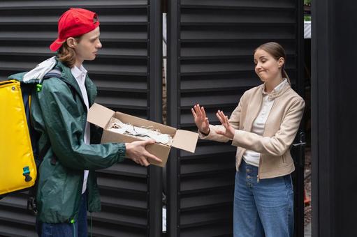 配達物を拒否する女性 配達,デリバリー,配送の写真素材