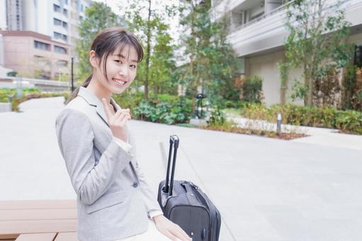 出張をする若いビジネスウーマン 出張をする若いビジネスウーマン 荷物,キャリアウーマン,出先の写真素材