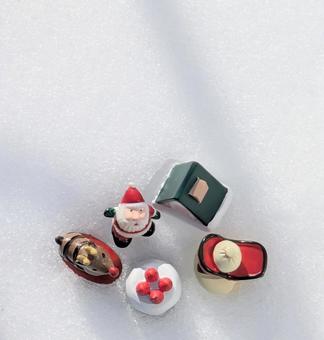 雪背景のクリスマスフレーム 雪背景のクリスマスフレーム クリスマス,フレーム,雪の写真素材