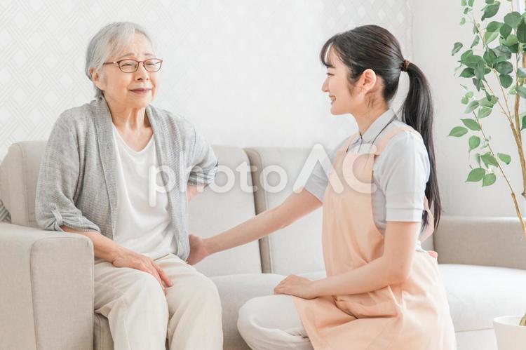 訪問介護・腰をおさえる高齢者女性（腰痛） 訪問介護,腰痛,在宅介護の写真素材
