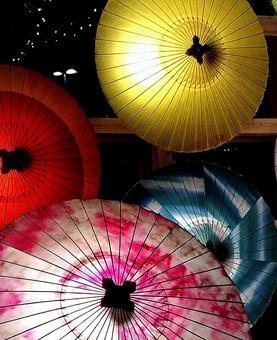和傘のライトアップ 和傘,美濃和紙,和紙の写真素材