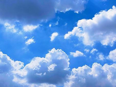 入道雲に重なってくる黒雲の写真