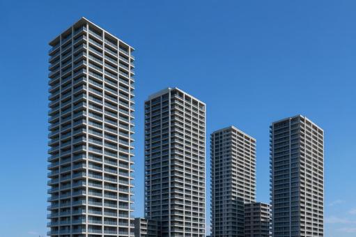 青空に映える高層マンション群 青空に映える高層マンション群の写真