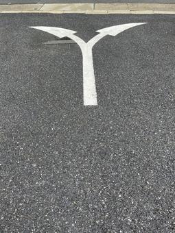 アスファルトの矢印 アスファルトの矢印 道路,アスファルト,矢印の写真素材