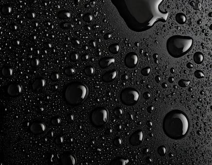 水滴　素材　黒背景の写真