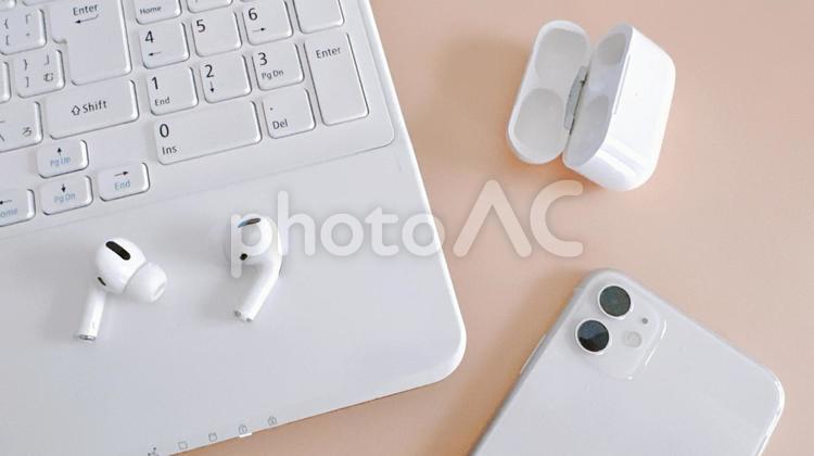 ブルートゥース接続　スマホとイヤフォン bluetooth,ペアリング,ビジネスの写真素材