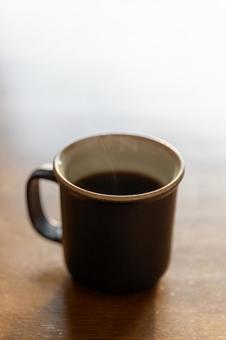 陽のあたるホットコーヒー_縦 コーヒー,ホットコーヒー,珈琲の写真素材