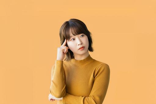 考えごとをする女性 考えごとをする女性 女性,考える,悩むの写真素材