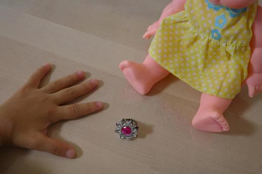 おもちゃの人形と指輪と子どもの手 おもちゃ,指輪,女の子の写真素材