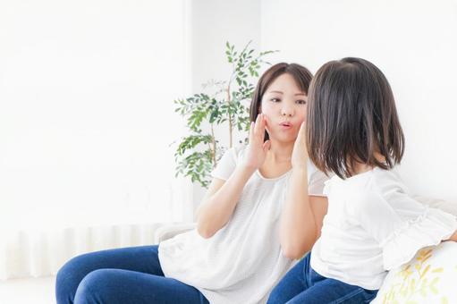 部屋で遊ぶ子供 部屋で遊ぶ子供 遊び,白背景,待機児童の写真素材